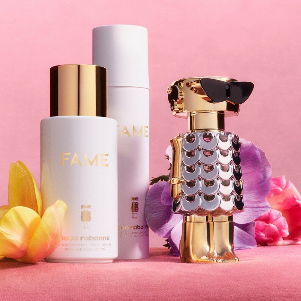 Drei Flakons und eine Figur. Aufschrift "FAME" und "paco rabanne". Auf rosa Untergrund mit Blumen.
