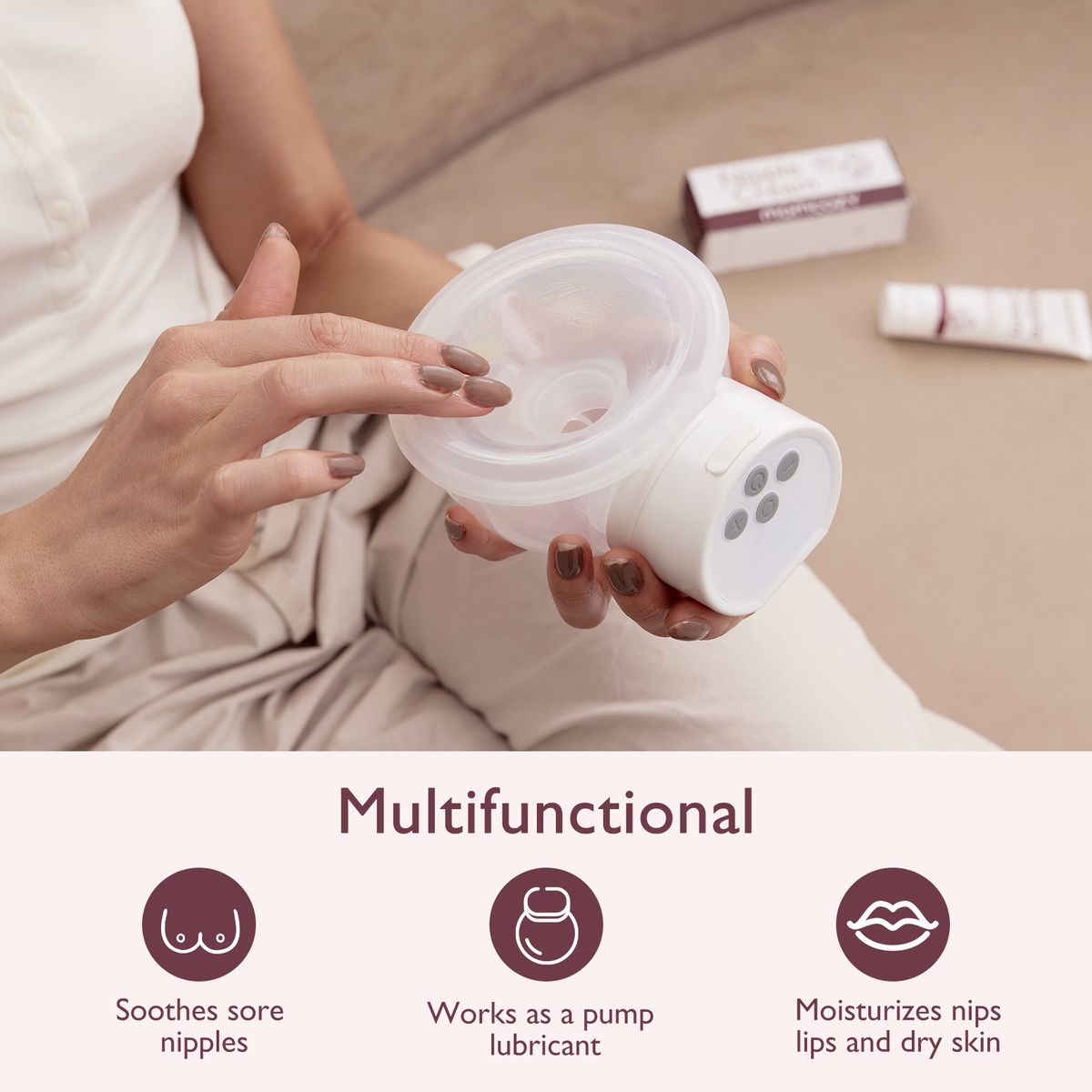 Frau mit Momcozy-Brustpumpe und Nipple Cream. Text: Multifunktional. Lindert wunde Brustwarzen, wirkt als Pumpenschmiermittel, befeuchtet Lippen.