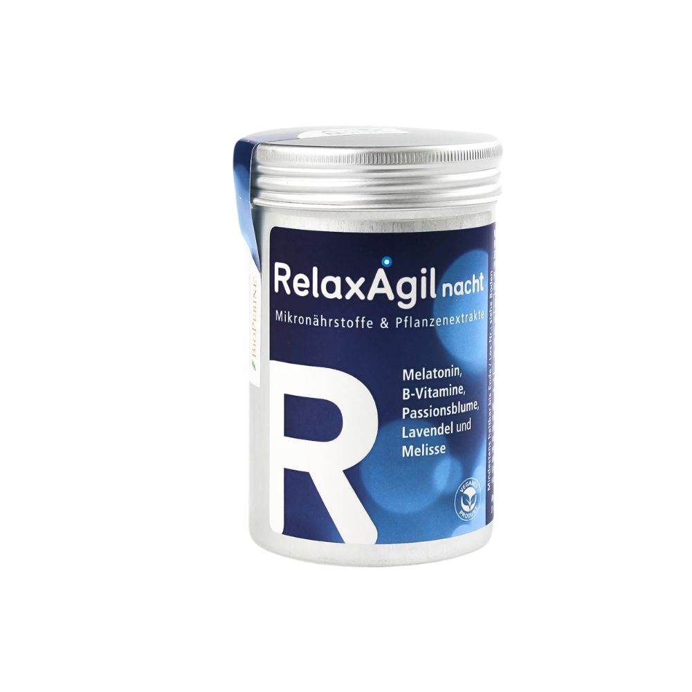 Eine Dose RelaxAgil nacht. Blaue Etiketten, silberner Deckel. Aufschrift: RelaxAgil nacht, Inhaltsstoffe. Logo.