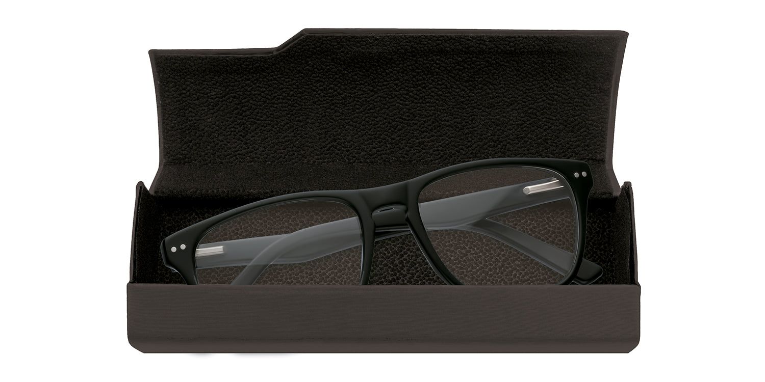 Geöffnetes Hartschalenetui mit Brille. Schwarze Brille mit transparenten Gläsern im Etui.