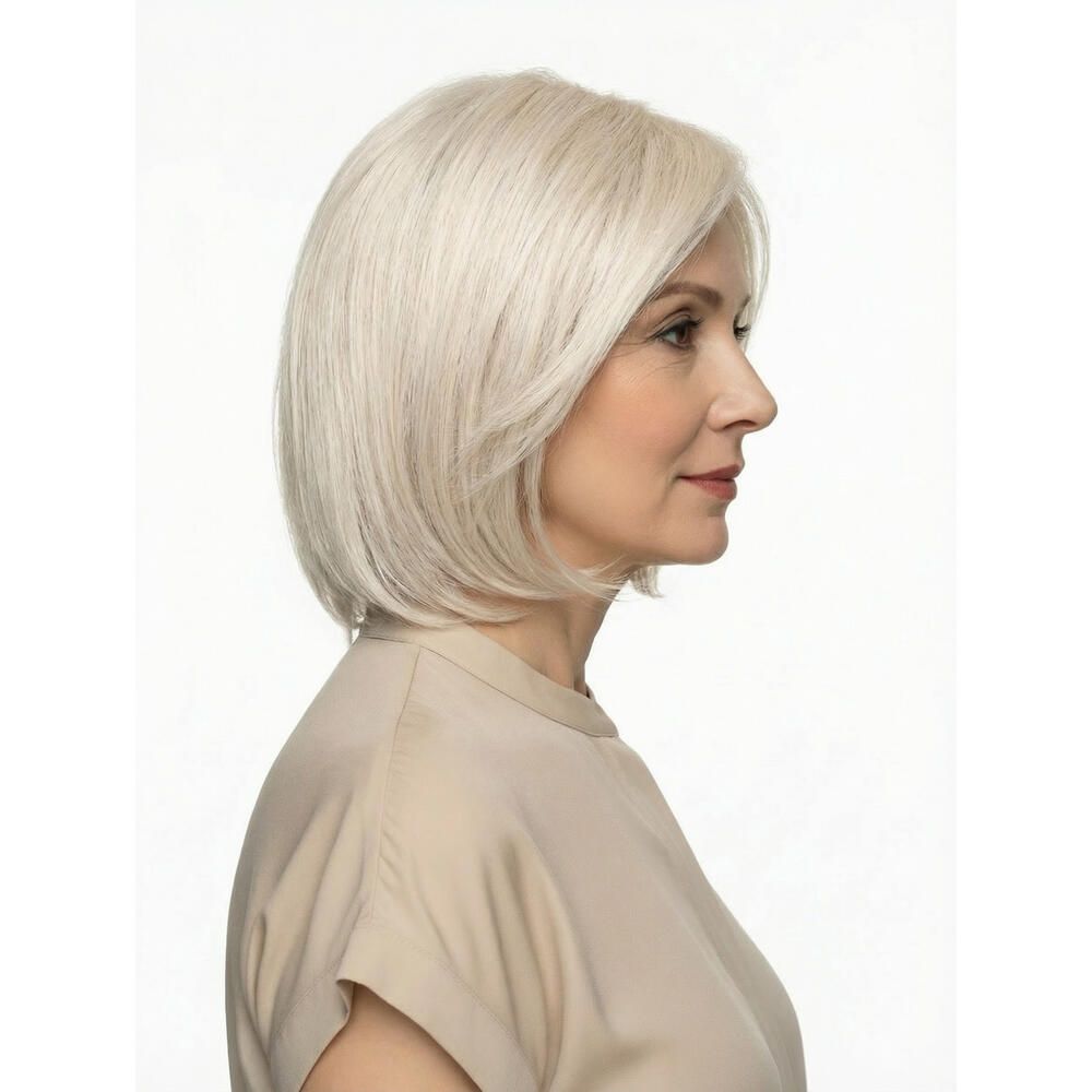 Perücke STOCKHOLM, hellblond, mit Seitenscheitel. Frau mit Perücke, helles Oberteil. Seitenansicht.