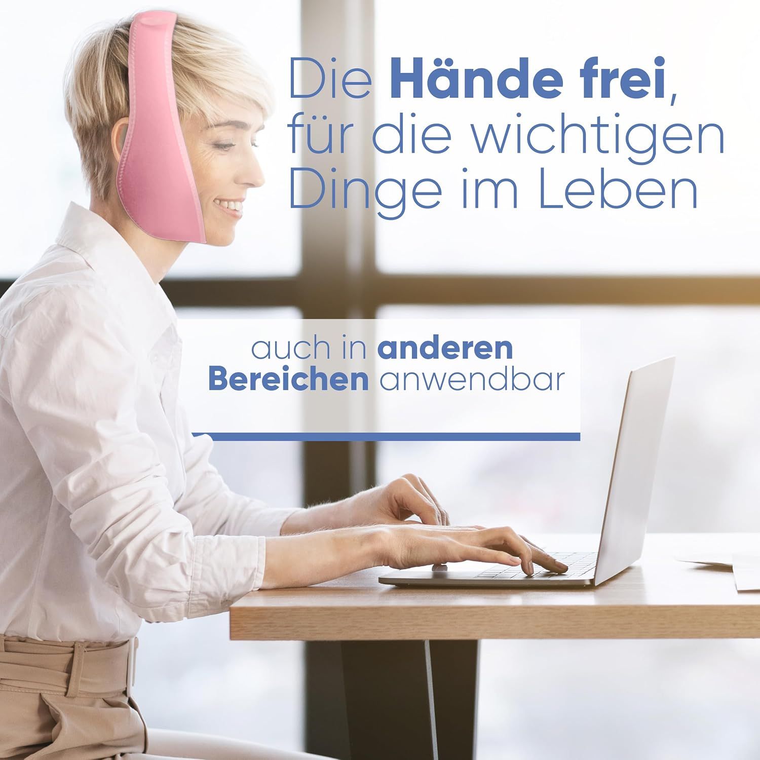 Frau mit rosa ICEHOF Kühlpad-Bandage am Kopf, arbeitet am Laptop. Hände frei.