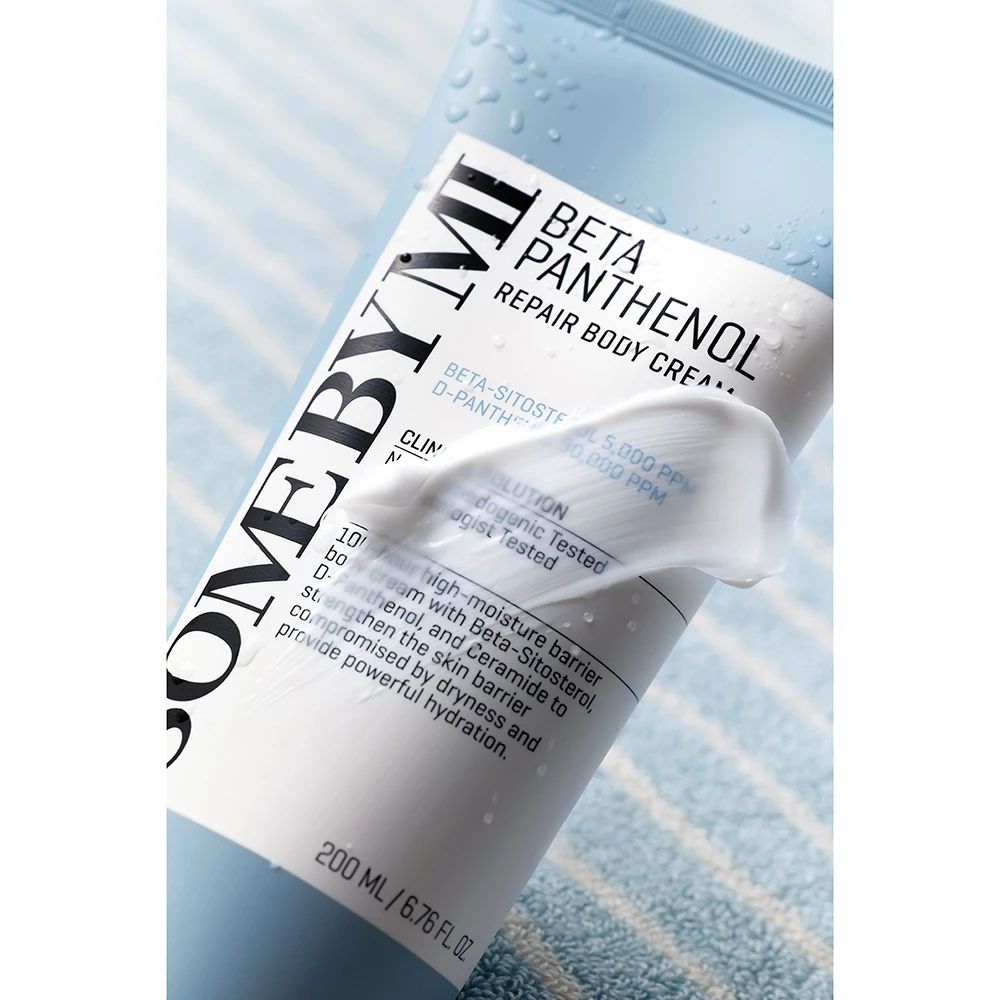 Nahaufnahme der blauen Tube. Produktname und Text sind sichtbar. Creme auf der Tube. Hintergrund blau.