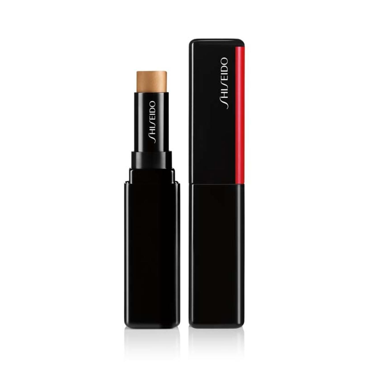 Schwarzer Concealer-Stick mit Deckel. Marke Shiseido. Produktname auf dem Stick. Offen und geschlossen.