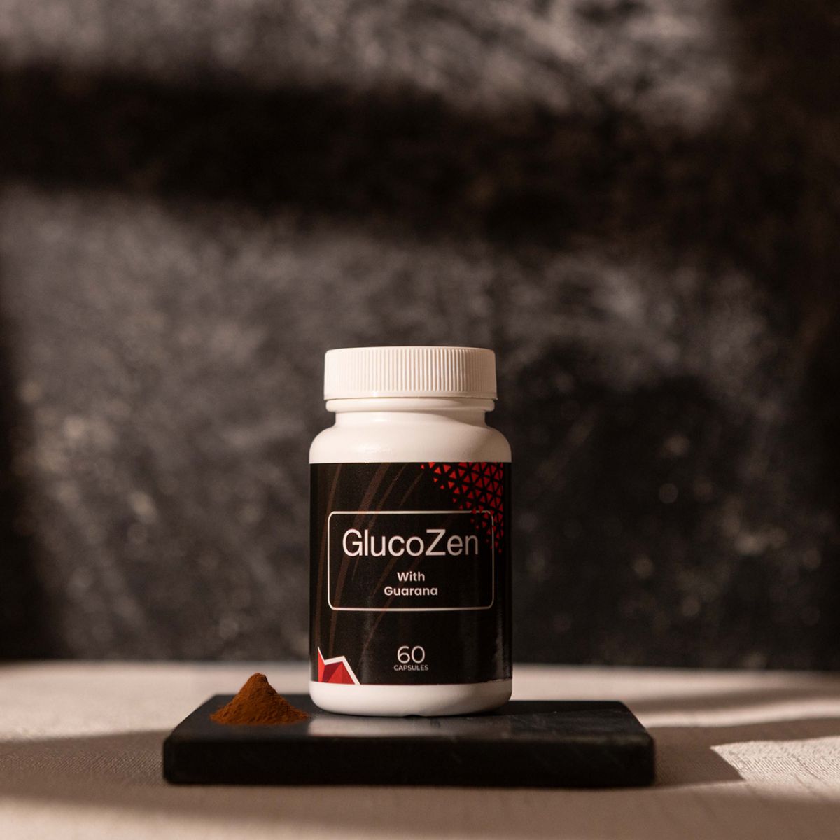Weiße Flasche mit schwarzem Etikett. Aufschrift: GlucoZen, With Guarana, 60 Capsules. Auf schwarzem Podest.
