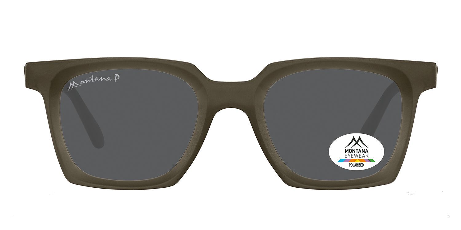 Sonnenbrille mit quadratischen Gläsern und grauem Rahmen. Auf einem Glas befindet sich ein Aufkleber mit dem Logo von Montana Eyewear.