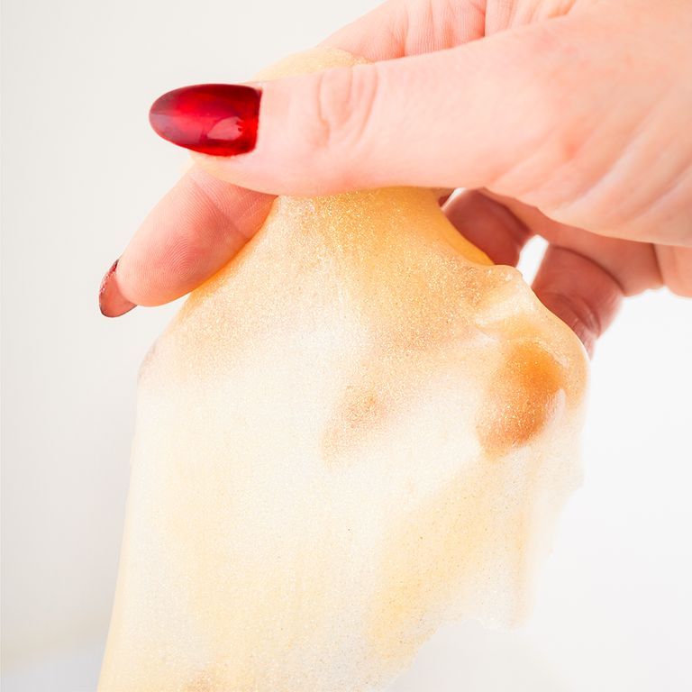 Hand hält Maske. Marke: âme pure.