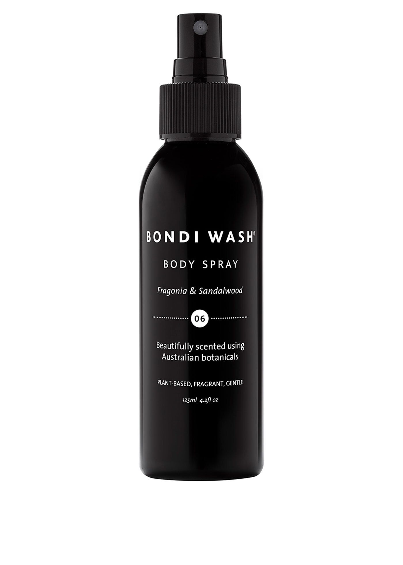 Schwarze Sprühflasche mit Text. Aufschrift: Bondi Wash Body Spray, Fragonia & Sandalwood. Mit Zerstäuber.
