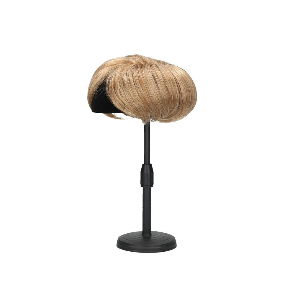 Hellblondes Haarteil auf schwarzem Ständer. Der Ständer ist höhenverstellbar und hat einen runden Fuß.