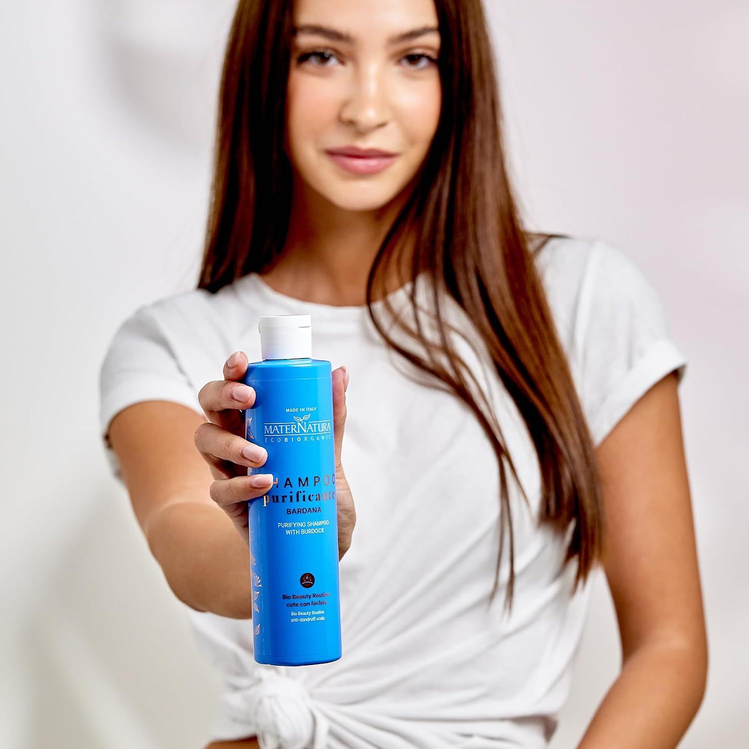 Blauer Flakon mit weißem Verschluss. Reinigendes Shampoo mit Klette für fettiges Haar und gegen Schuppen.