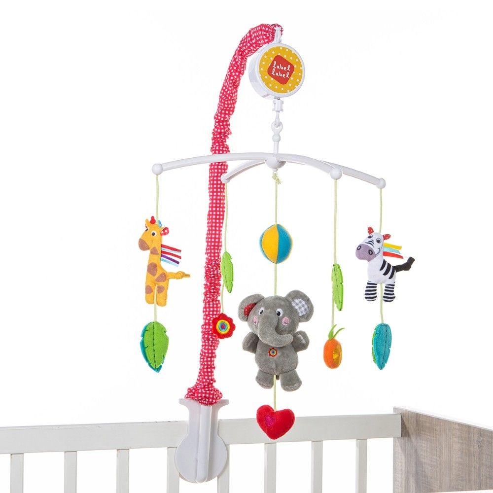 Mobile mit bunten Tieren. Giraffe, Zebra, Elefant, Herz, Karotte, Blätter. Roter Stoff mit weißen Punkten. Label-Label Logo.