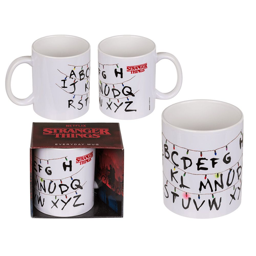 Weißer Becher mit Griff, bedruckt mit Buchstaben und Lichterkette. Netflix Stranger Things Logo.