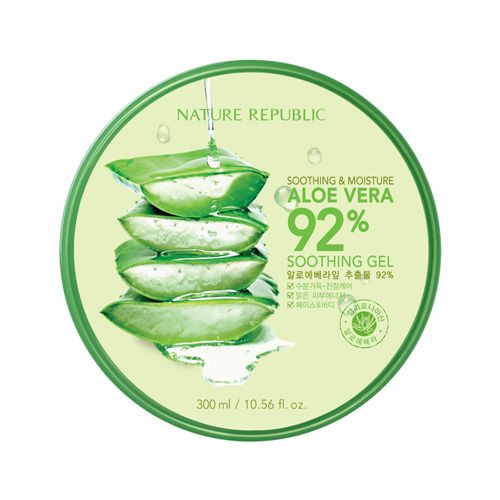 Runder, grüner Tiegel mit Deckel. Aufkleber mit Aloe Vera-Illustration und Text. "Soothing & Moisture Aloe Vera 92% Soothing Gel".