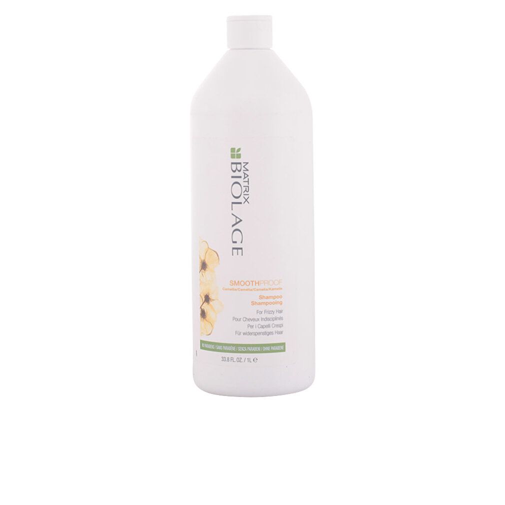 Weiße Shampoo-Flasche mit grünen und gelben Etiketten. BIOLAGE und SMOOTHPROOF-Schriftzug sind sichtbar. Flasche steht aufrecht.