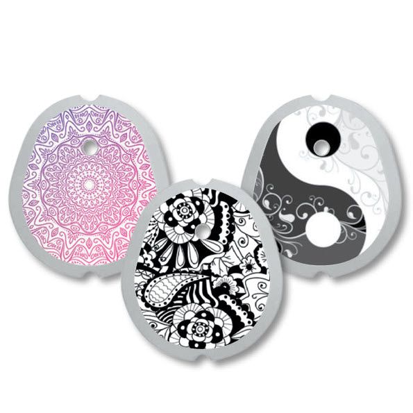 Drei Aufkleber mit dekorativen Mustern. Einer zeigt ein Mandala, einer ein Yin-Yang-Symbol, einer ein schwarz-weißes Muster.