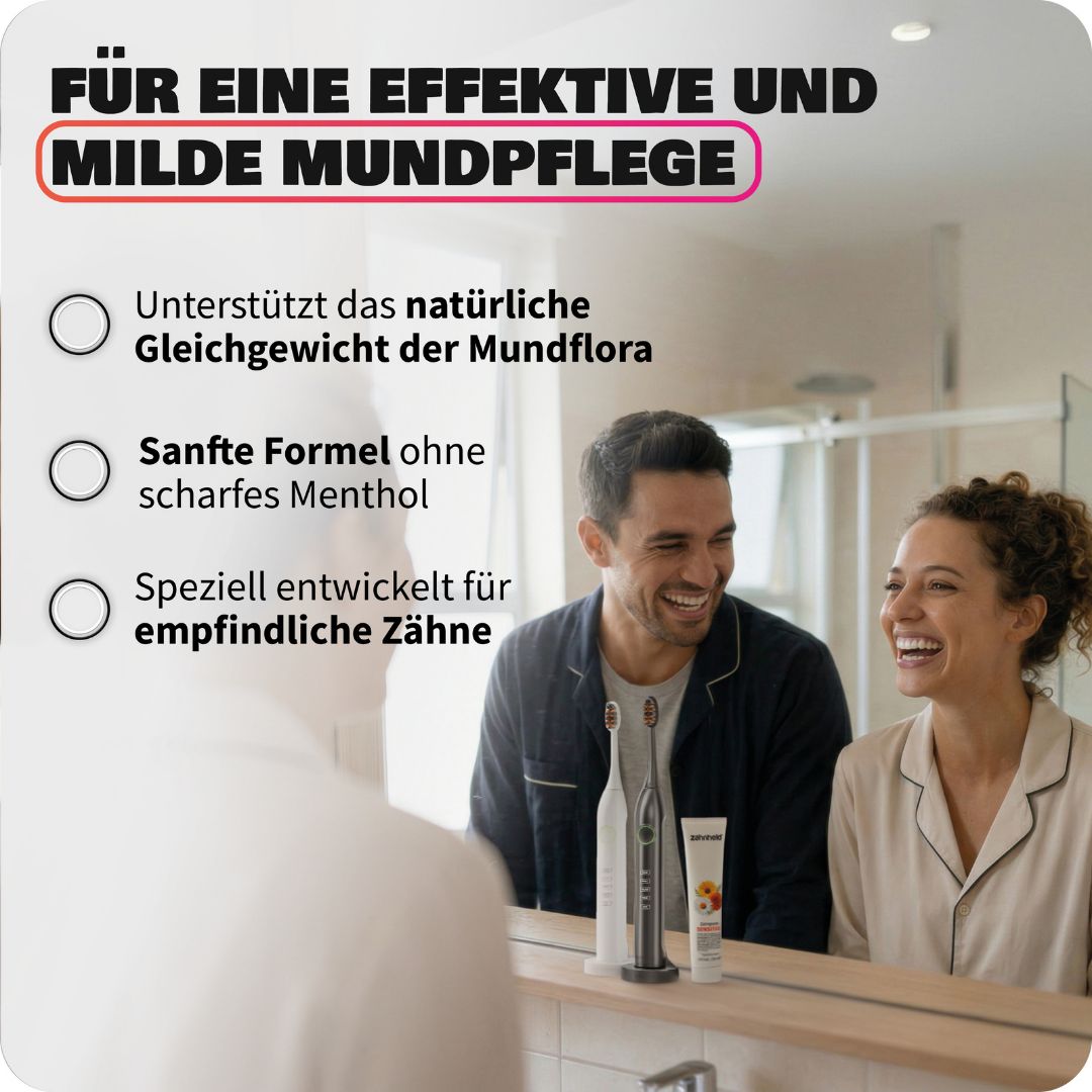 Paar lacht in den Spiegel, auf dem ein Zahnheld Zahnpasta Sensitive Tube und eine Zahnbürste zu sehen sind.