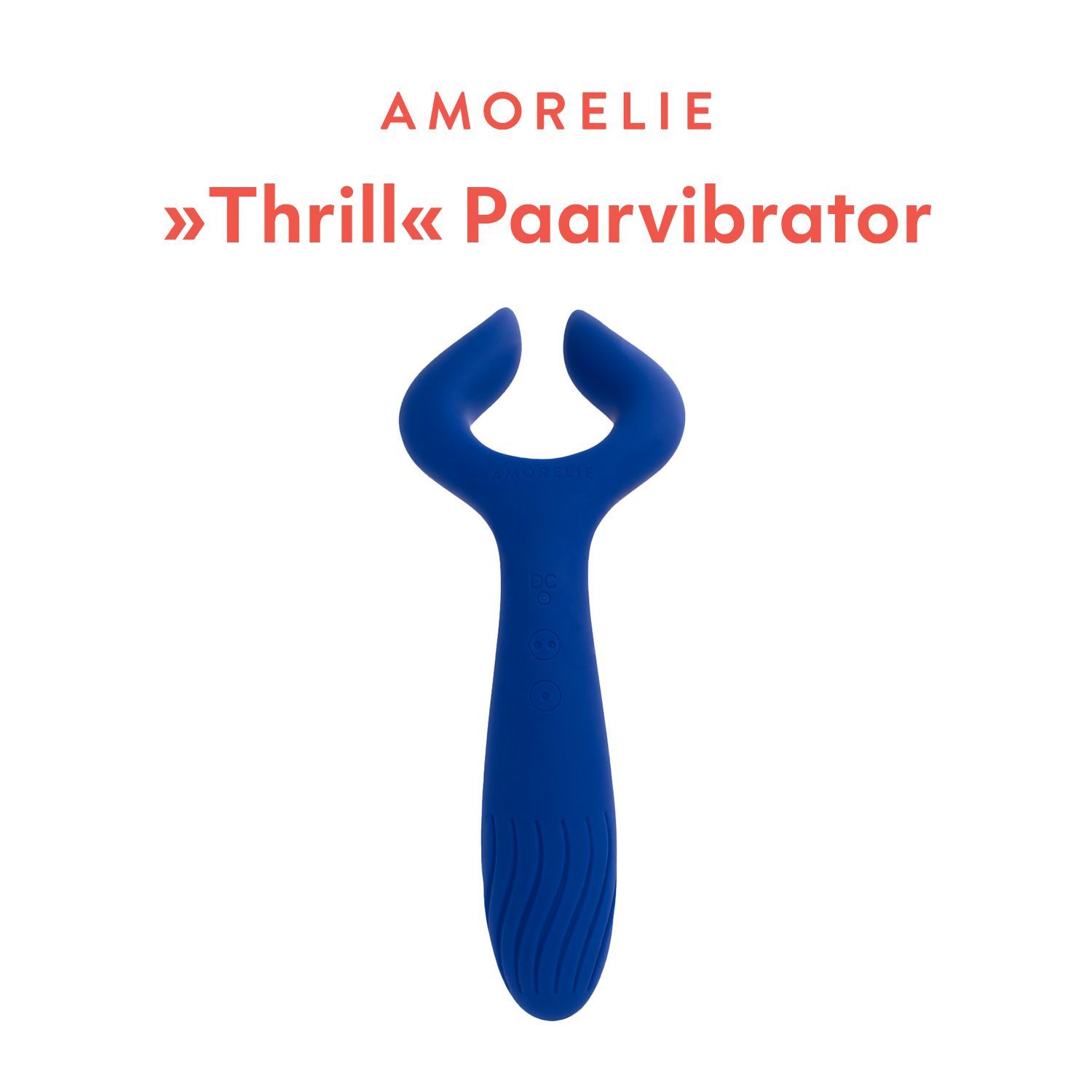 Blauer Paarvibrator »Thrill« mit gebogener Form. AMORELIE-Logo oben.