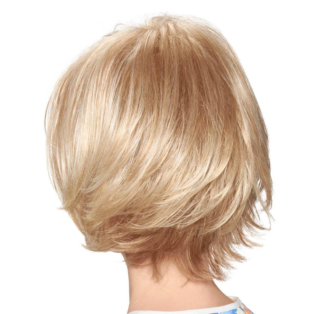 Blonde Perücke mit kurzem, gewelltem Schnitt. Rückansicht.