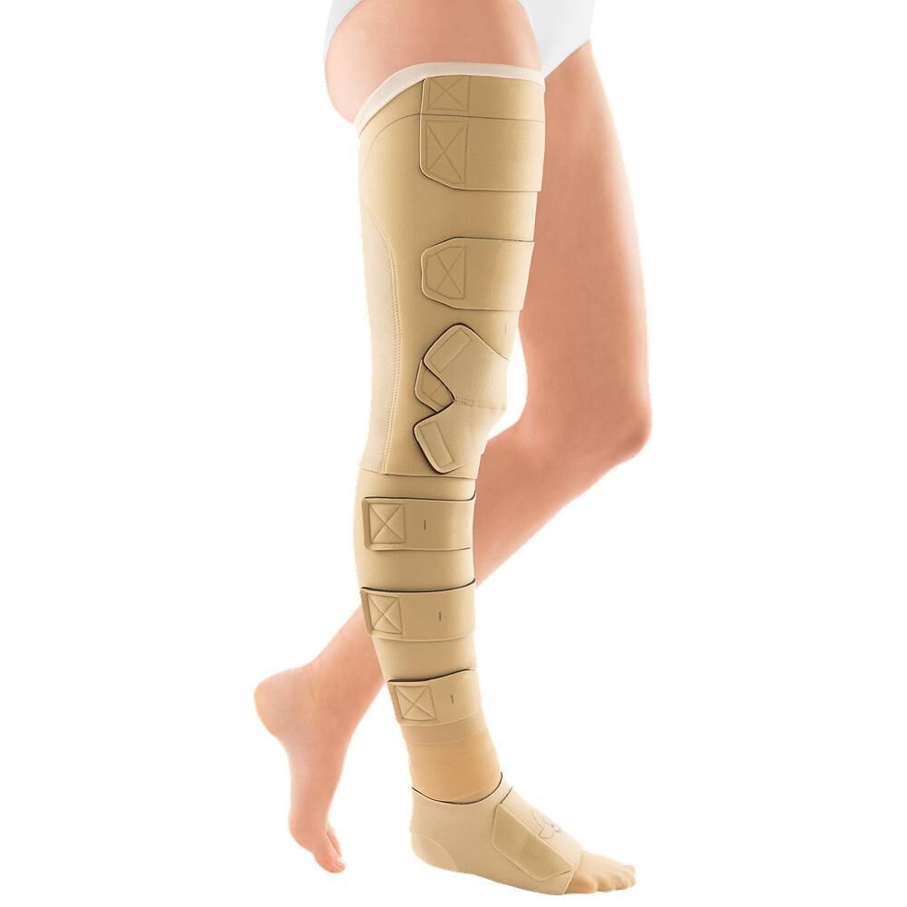 Beige Kompressionsbandage für Bein. Klettverschlüsse und Gurte. Knöchel- und Oberschenkelbereich bedeckt.
