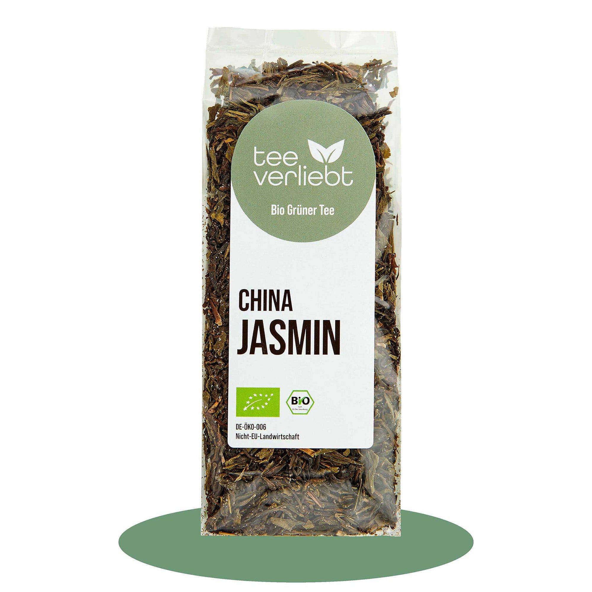 Transparente Verpackung mit losem Grüntee. Aufkleber mit "tee verliebt" und "China Jasmin". Bio-Siegel.