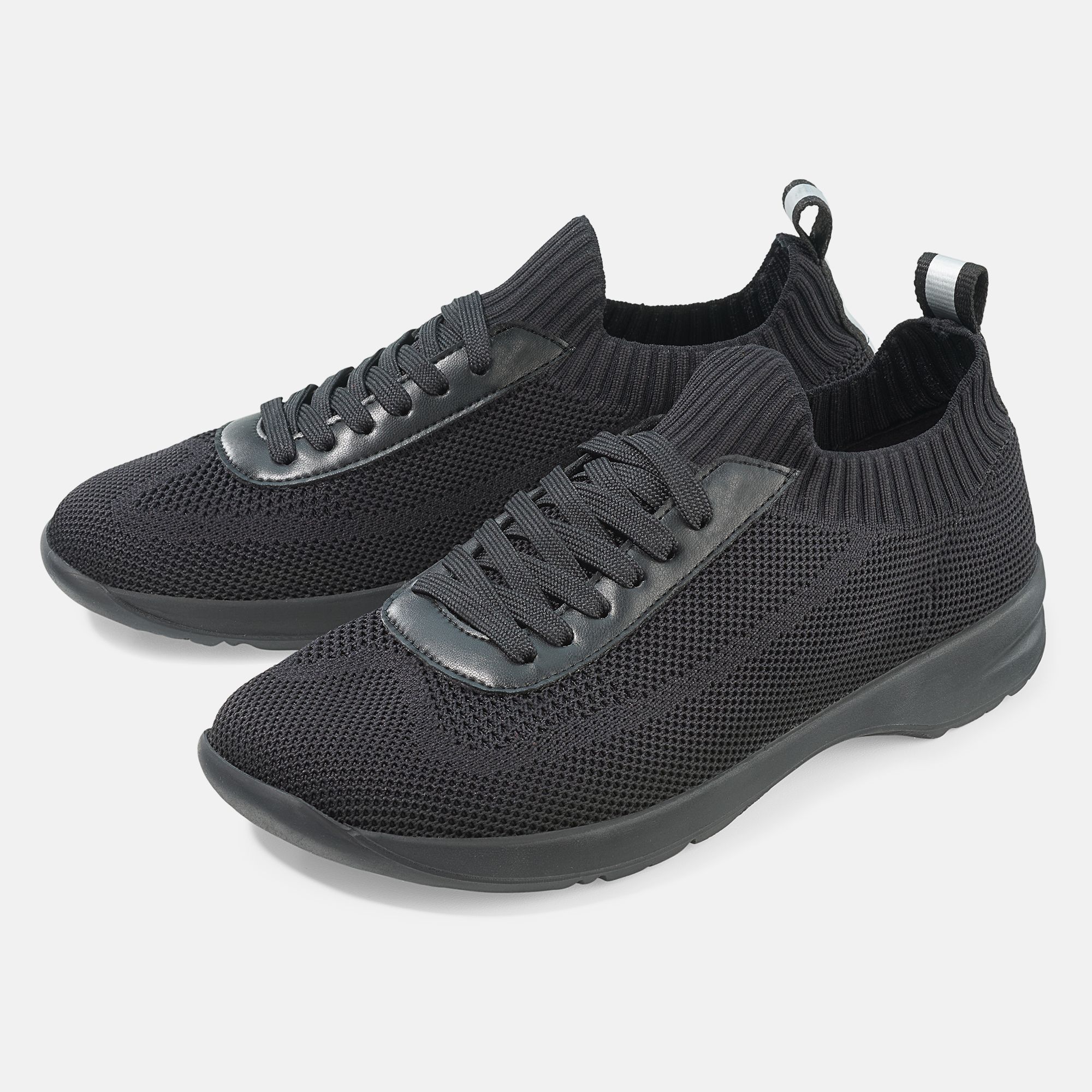 Schwarze Schnürschuhe. Mesh-Obermaterial, Schnürsenkel, breite Passform. Details aus Lederimitat.