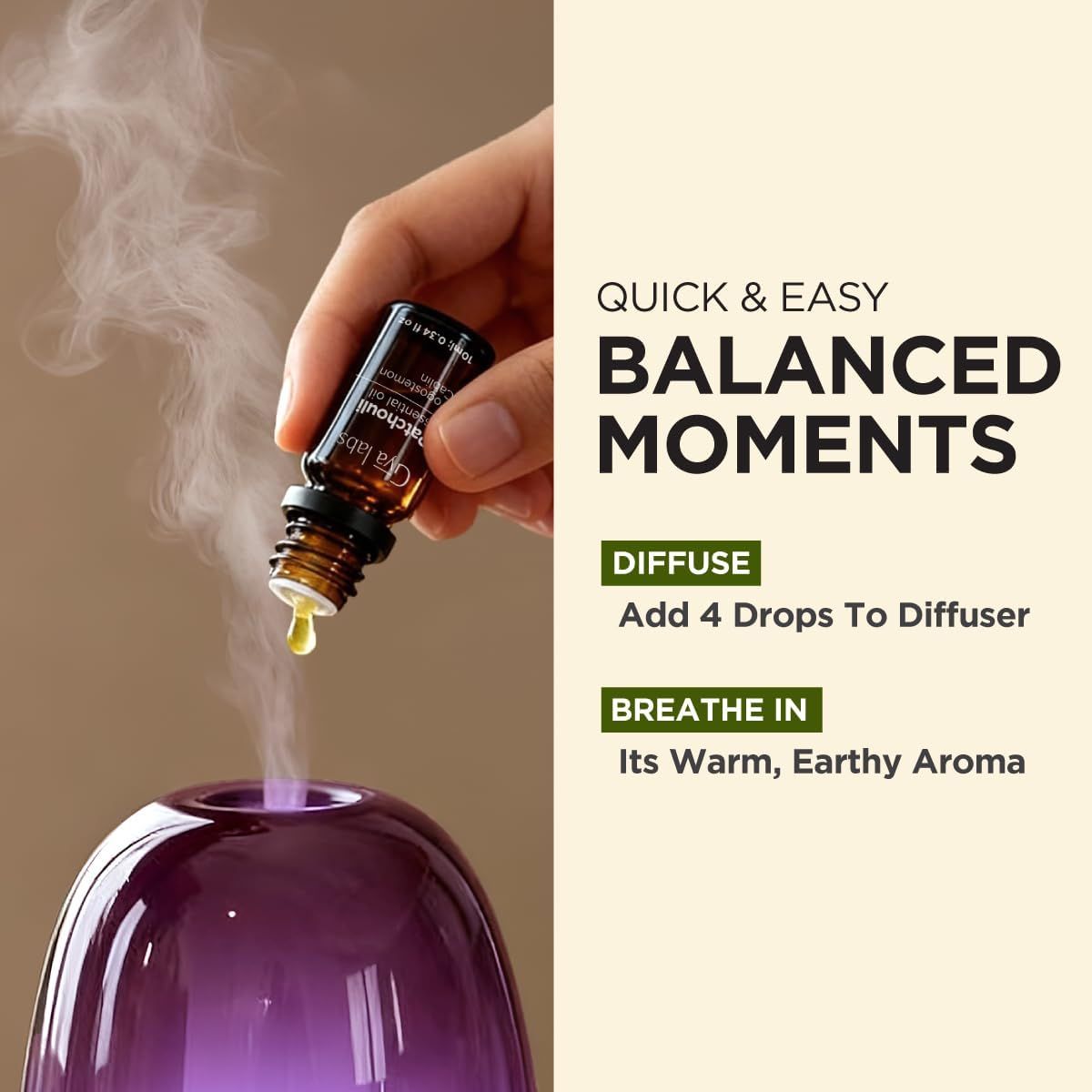Eine Hand tropft Öl in einen lila Diffusor. Text: Schnelle & einfache, ausgewogene Momente. 4 Tropfen in den Diffusor geben. Atme ein, sein warmes, erdiges Aroma.