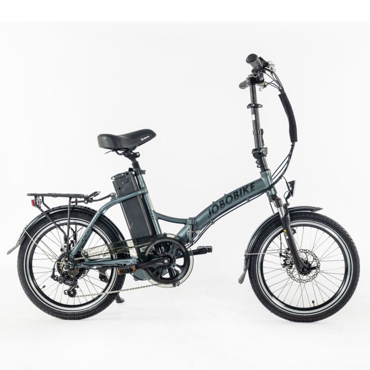 Graues E-Bike JOBOBIKE SAM mit schwarzem Sattel, Gepäckträger und Akku. Seitenansicht.