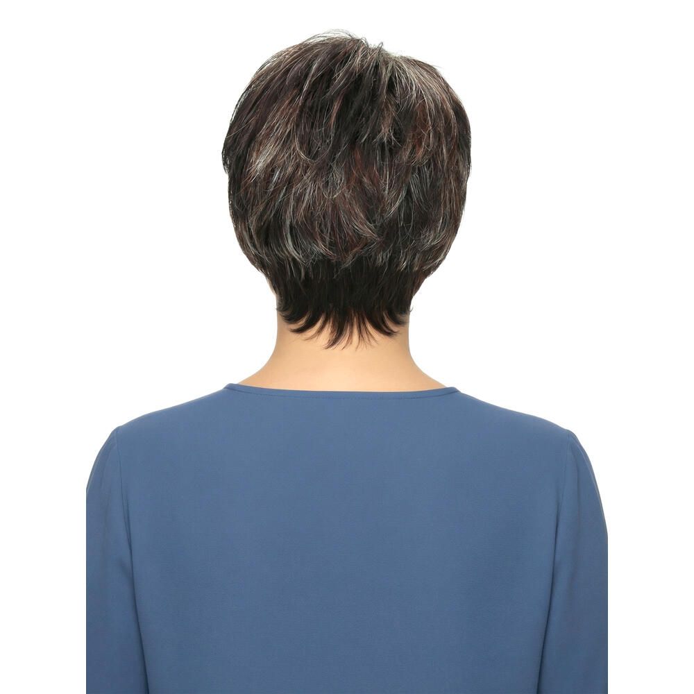 Kurzhaarperücke mit braunen und blonden Strähnen. Rückansicht einer Frau mit blauem Oberteil.
