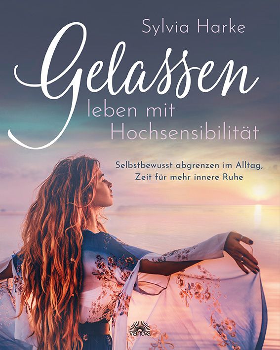 Buchcover: Gelassen leben mit Hochsensibilität. Autorin: Sylvia Harke. Frau am Strand. Verlag: Vianova. Titel und Autor in weißer Schrift.