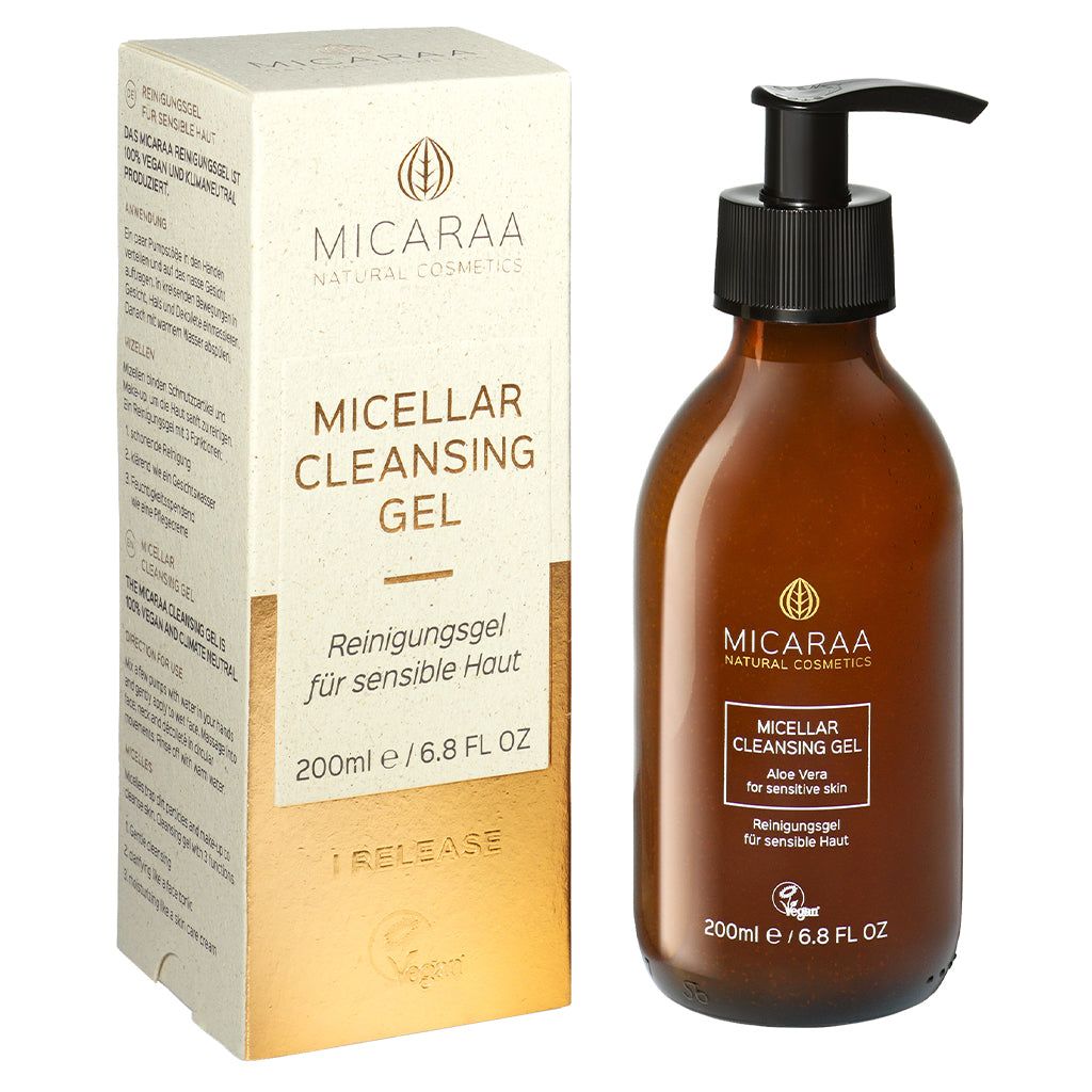 Braune Flasche mit schwarzem Pumpverschluss und Karton. Aufschrift: MICARAA Micellar Cleansing Gel, Aloe Vera für empfindliche Haut. Vegan-Siegel.
