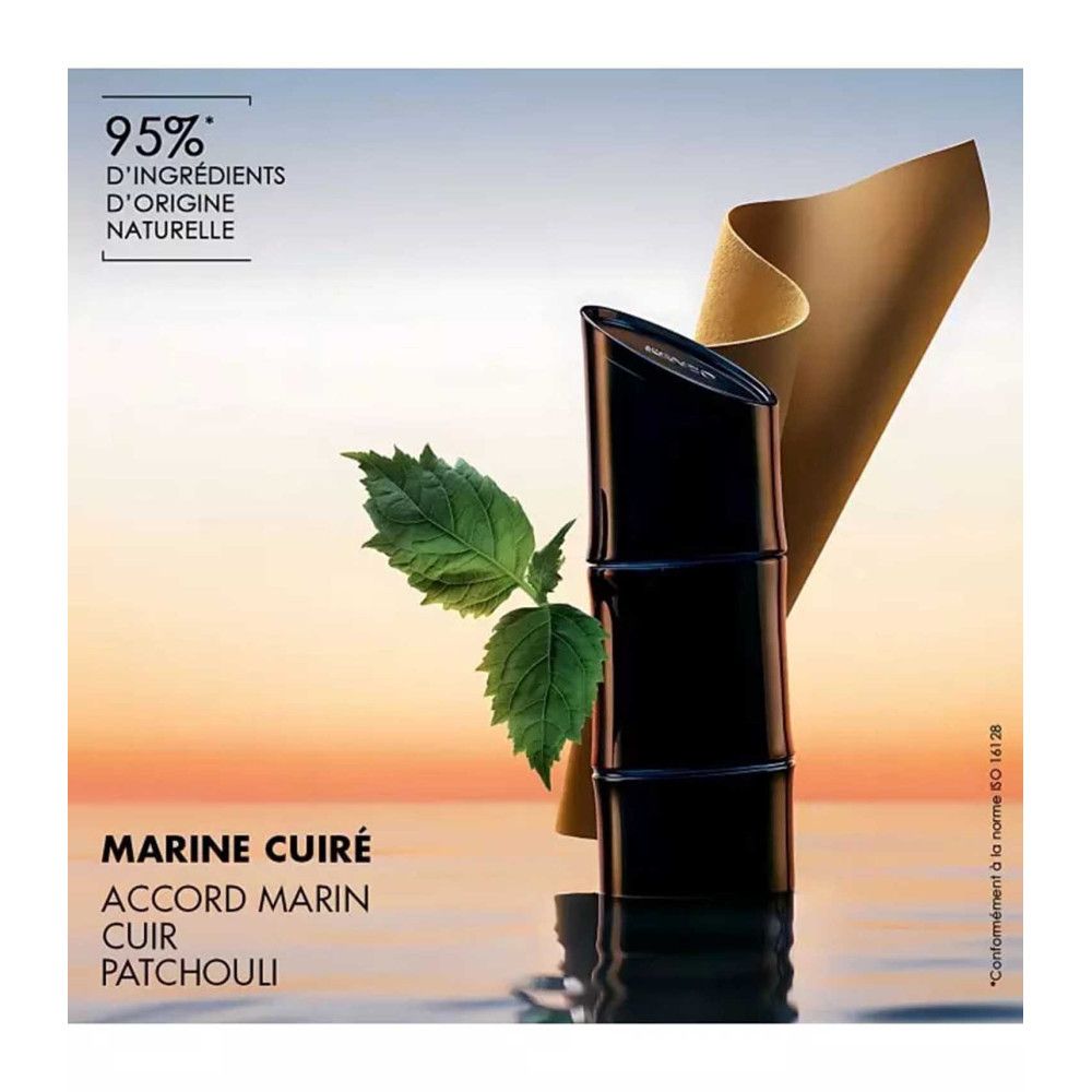 Dunkelblaue Flasche, Blätter und Papier. Text: MARINE CUIR, ACCORD MARIN, CUIR, PATCHOULI.