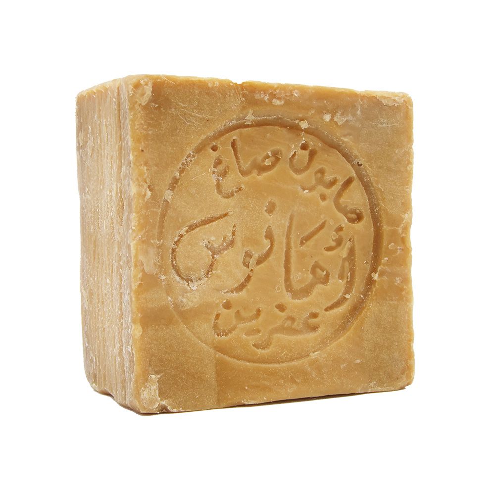 Een vierkant zeepblok met Arabisch schrift in een cirkel. Lichtbruine kleur.