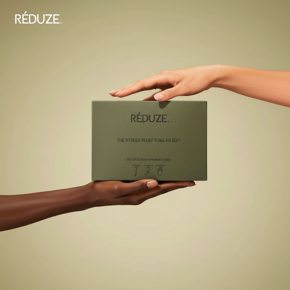 Zwei Hände halten eine grüne Box mit "RÉDUZE"-Logo. Text: "THE STRESS RELIEF & RELAX EDIT".