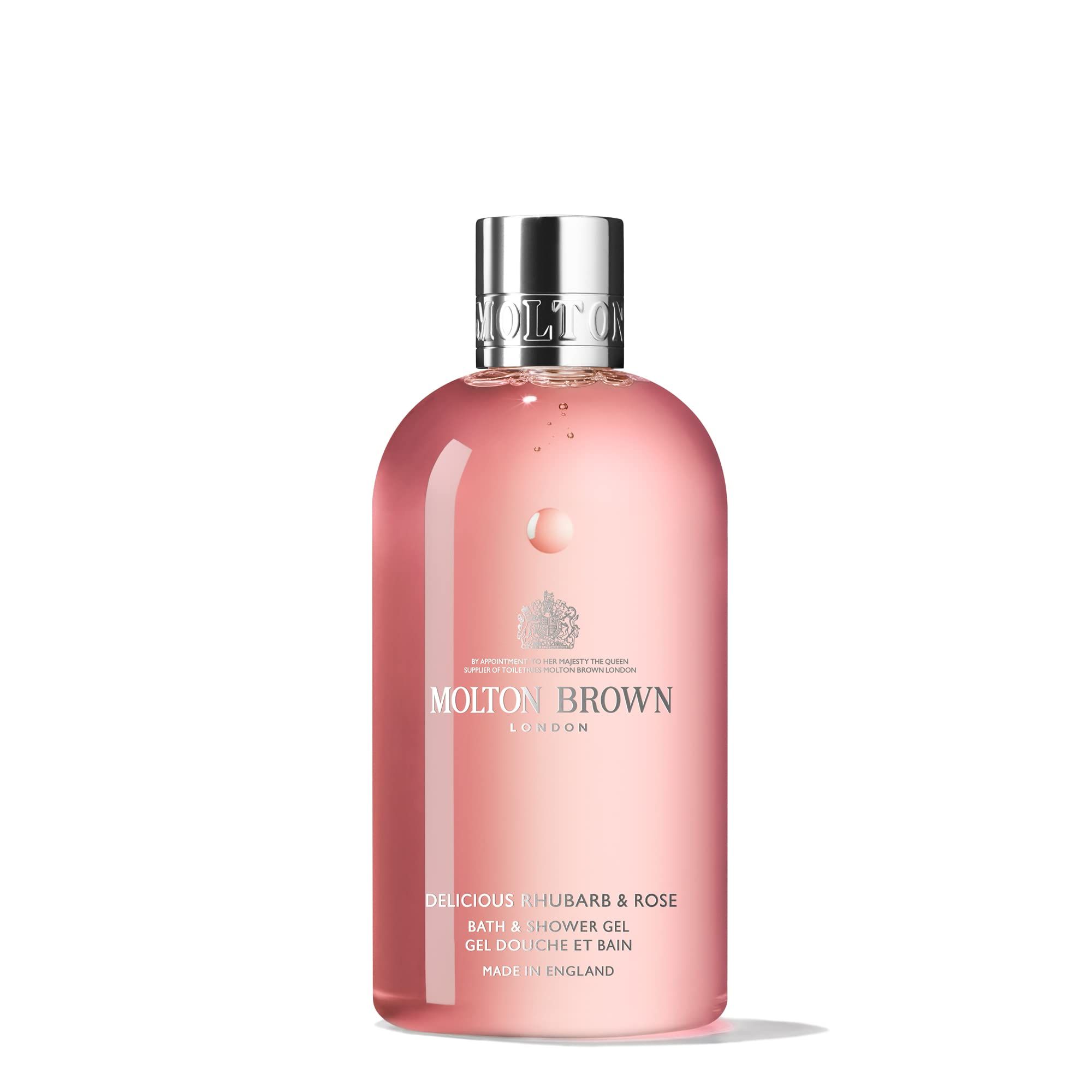 Eine rosa Flüssigkeit in einer durchsichtigen Flasche mit silbernem Deckel. Auf der Flasche steht "Molton Brown London" und "Delicious Rhubarb & Rose".