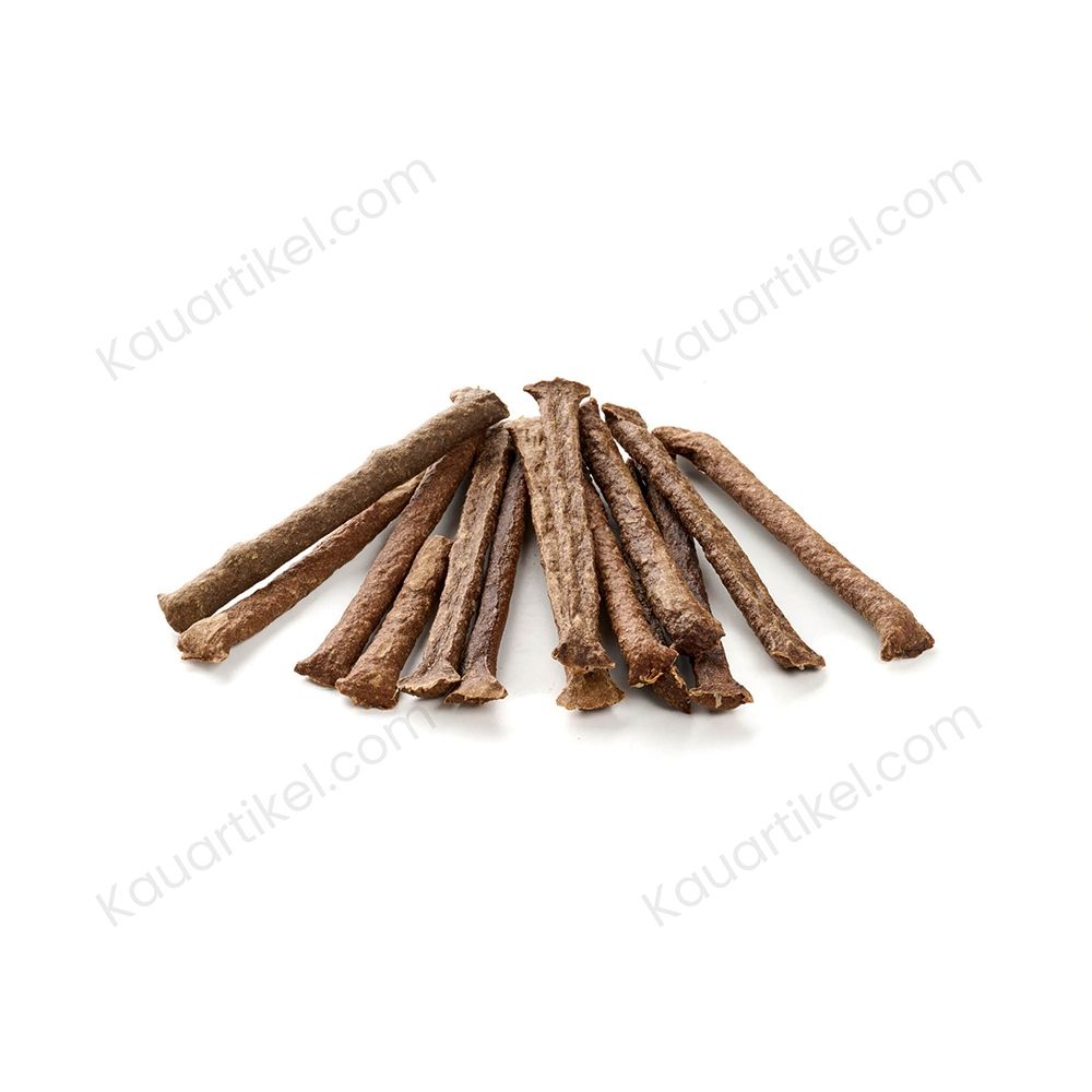 Ein Haufen getrockneter Pferdefleisch-Sticks, die auf einer weißen Oberfläche liegen.