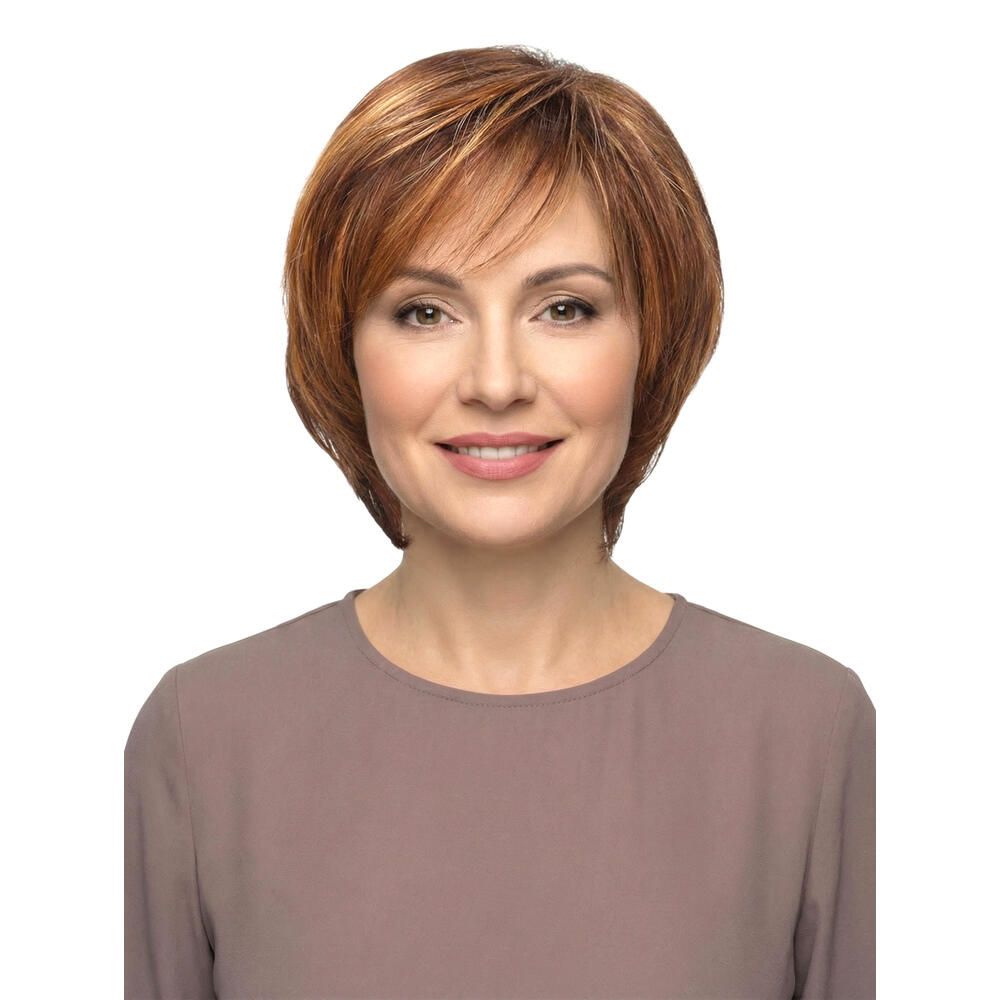 Perücke Sabine von Lofty. Kurze, rotbraune Kunsthaarperücke mit Pony. Frau mit Perücke, Blick nach vorn.