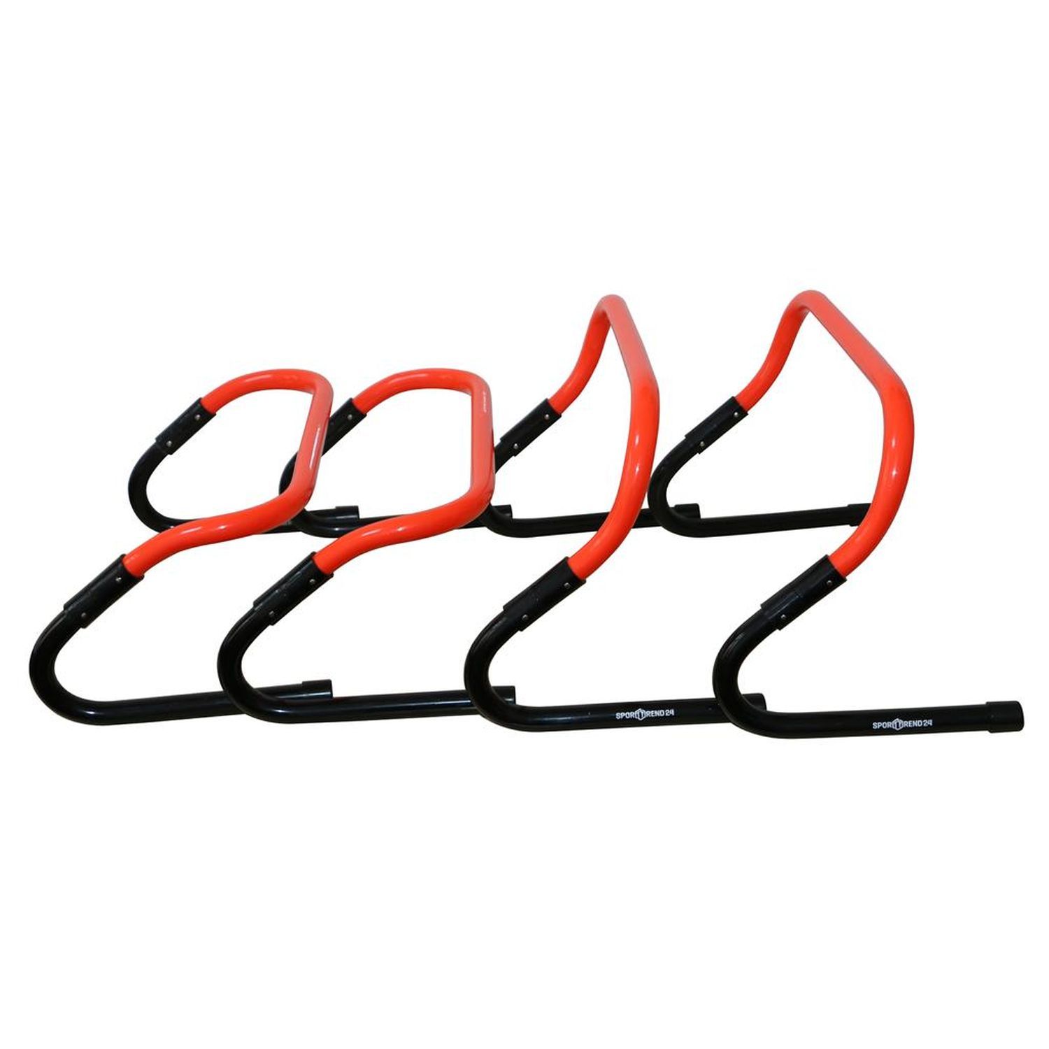 Drei verstellbare Hürden. Orangefarbene Stangen, schwarze Metallfüße. Sporttrend24-Logo auf den Füßen.