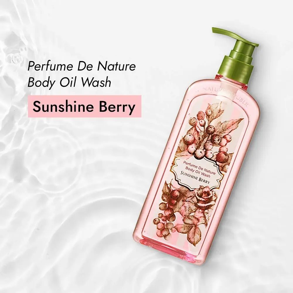 Rosafarbene Flasche mit grünem Pumpkopf. Aufdruck mit floralem Muster und Schriftzug Sunshine Berry. Produktbezeichnung: Body Oil Wash.