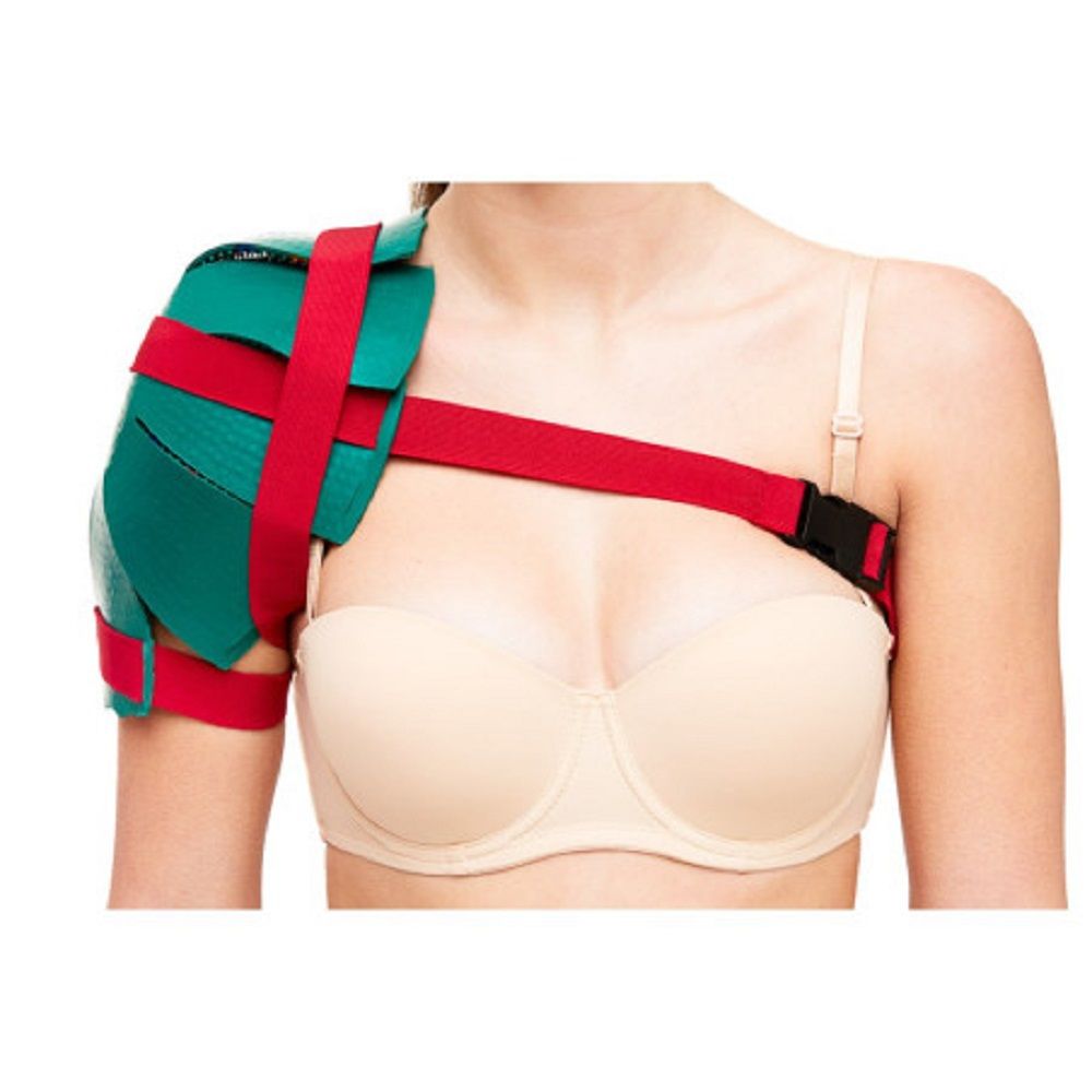 Grün-roter Schultergurt. Der Gurt wird von einer Person getragen.