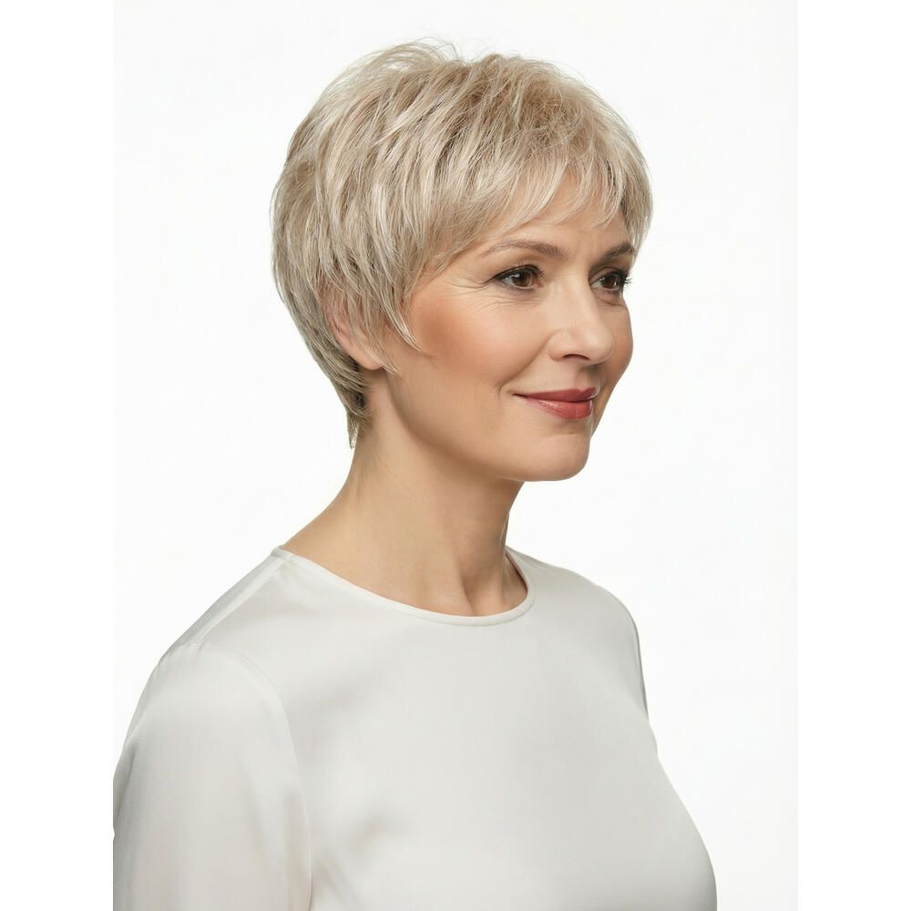 Kurzhaarperücke, hellblond, Seitenansicht einer Frau. Haarschnitt mit Pony. Trägt ein weißes Oberteil.