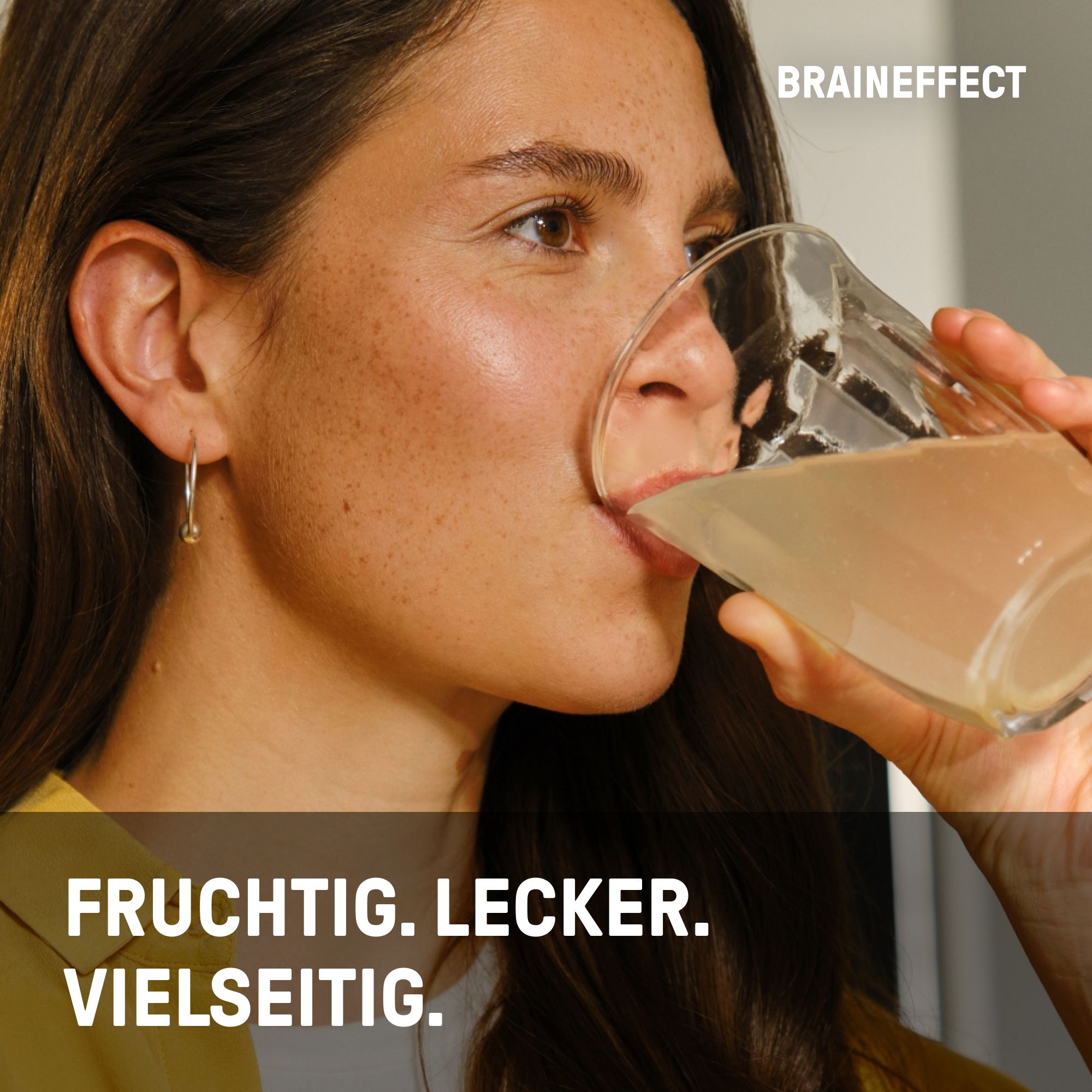 Frau trinkt aus einem Glas. Text: Fruchtig. Lecker. Vielseitig. Im Hintergrund: BRAINEFFECT Logo.