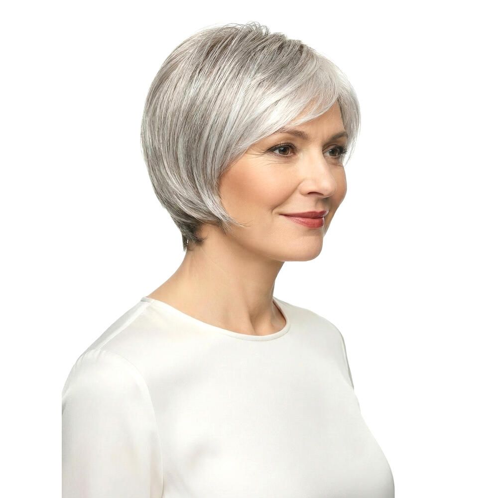 Kurzhaarperücke in Grau mit Seitenscheitel. Die Frau trägt ein weißes Oberteil. Profilansicht.