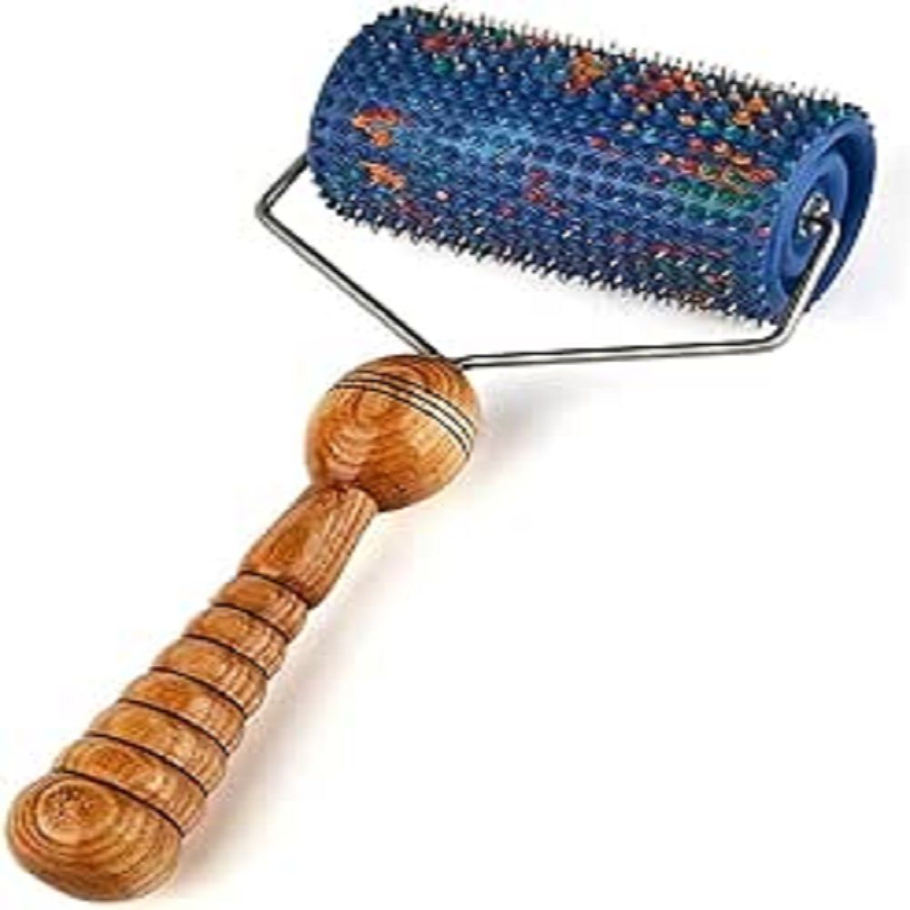 Massagegerät mit blauer Walze und Holzgriff. Walze mit farbigen Noppen. Holzgriff mit kugelförmigem Abschluss.