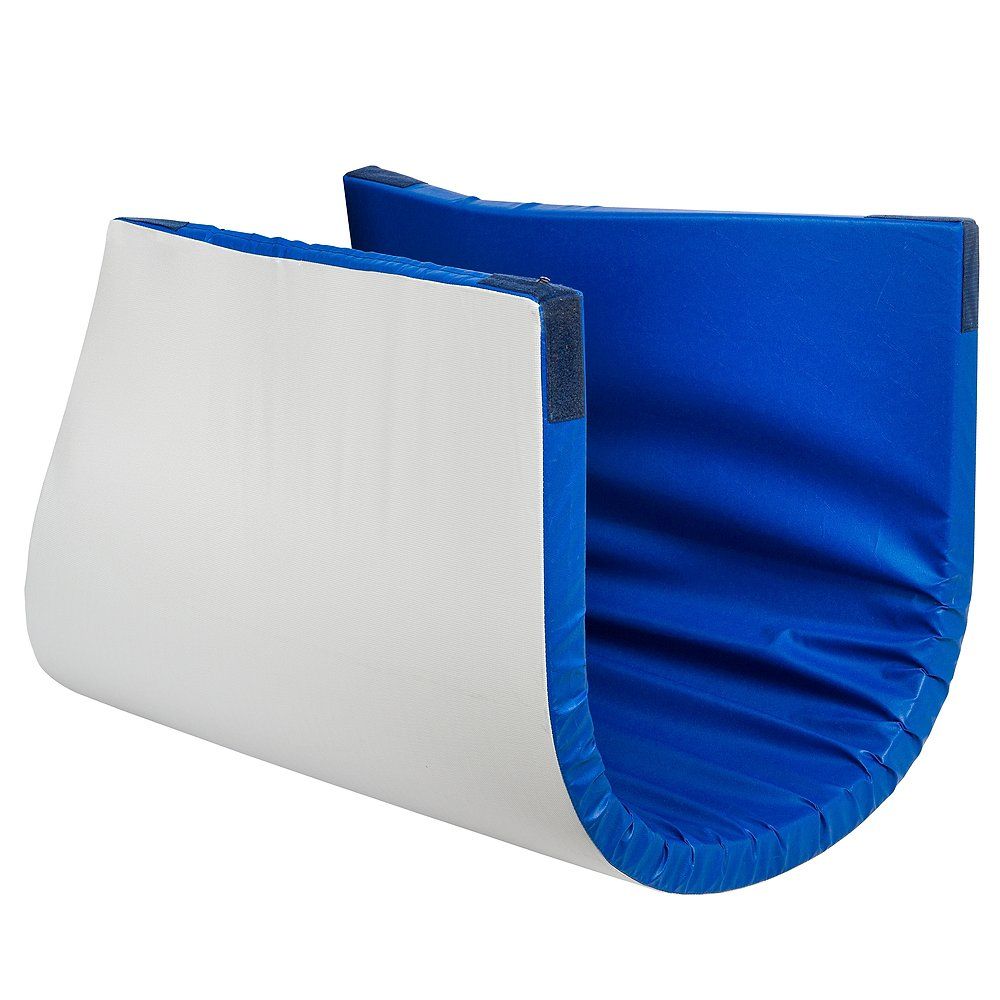 Turnmatte, halbkreisförmig gefaltet. Blaue und weiße Flächen. Klettverschlüsse an den Enden.