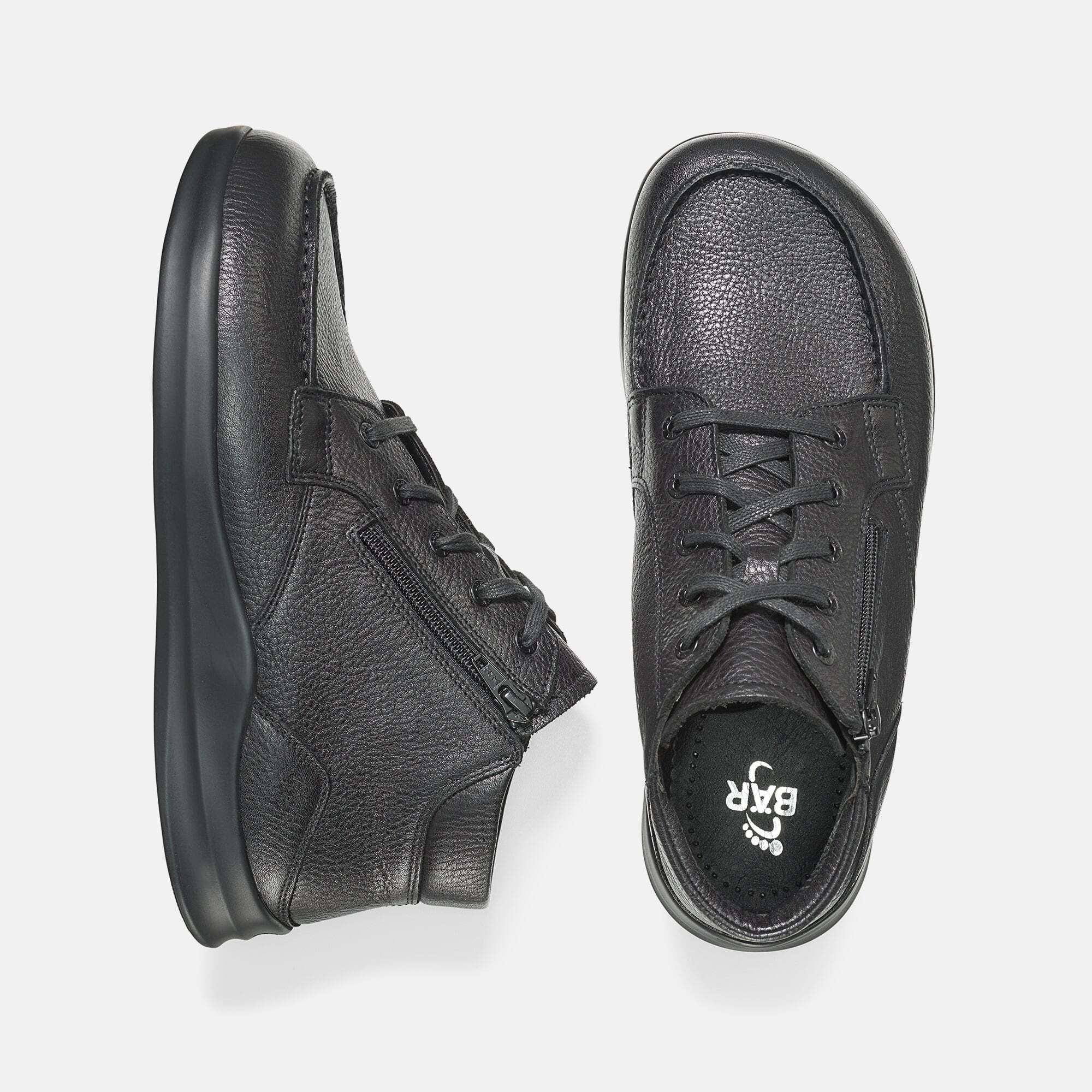 Zwei schwarze Stiefeletten. Oberansicht. Reißverschluss, Schnürsenkel. BÄR Logo auf der Innensohle.