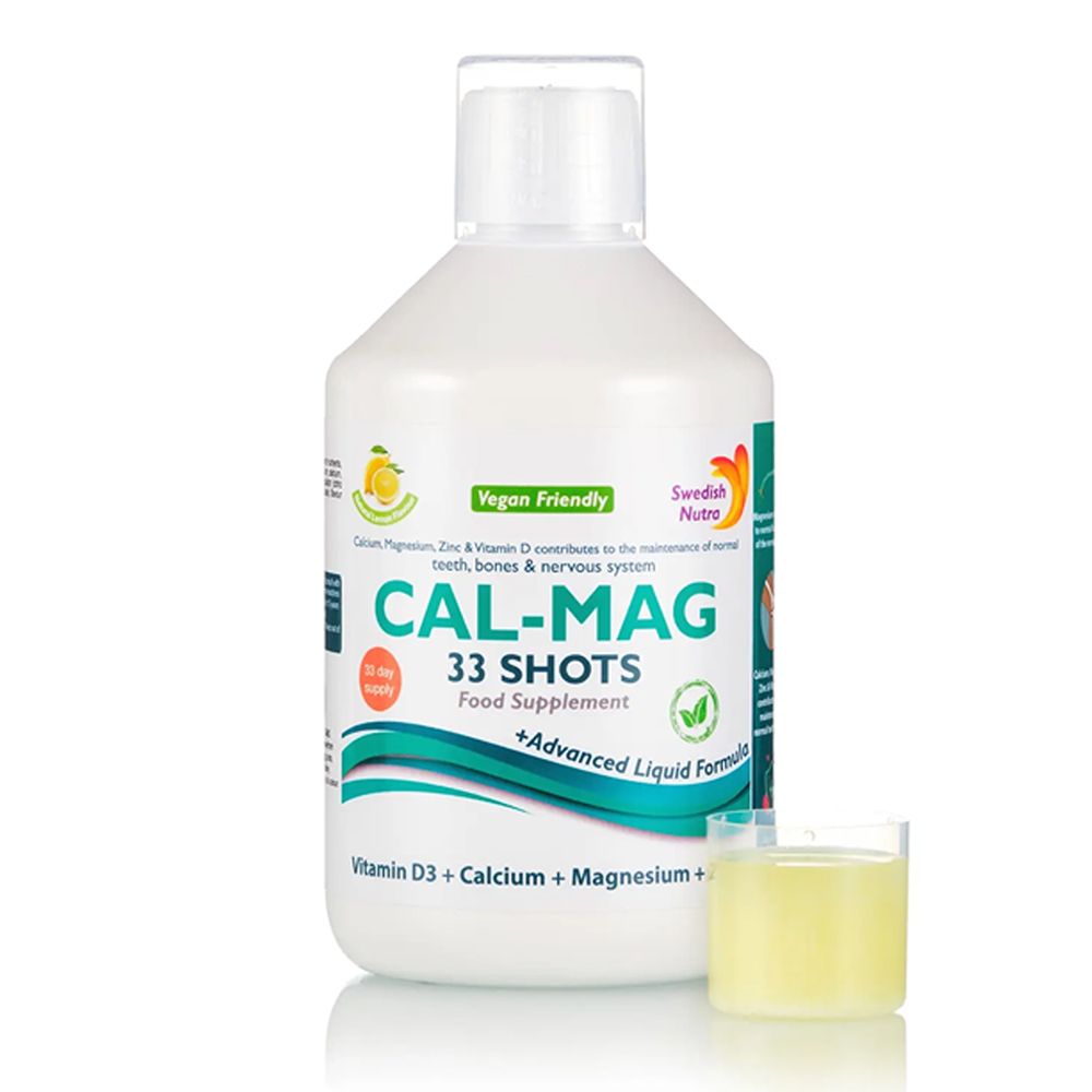 Weiße Flasche mit CAL-MAG-Etikett. Enthält 33 Shots. Vegan Friendly. Ein Glas mit gelber Flüssigkeit daneben.
