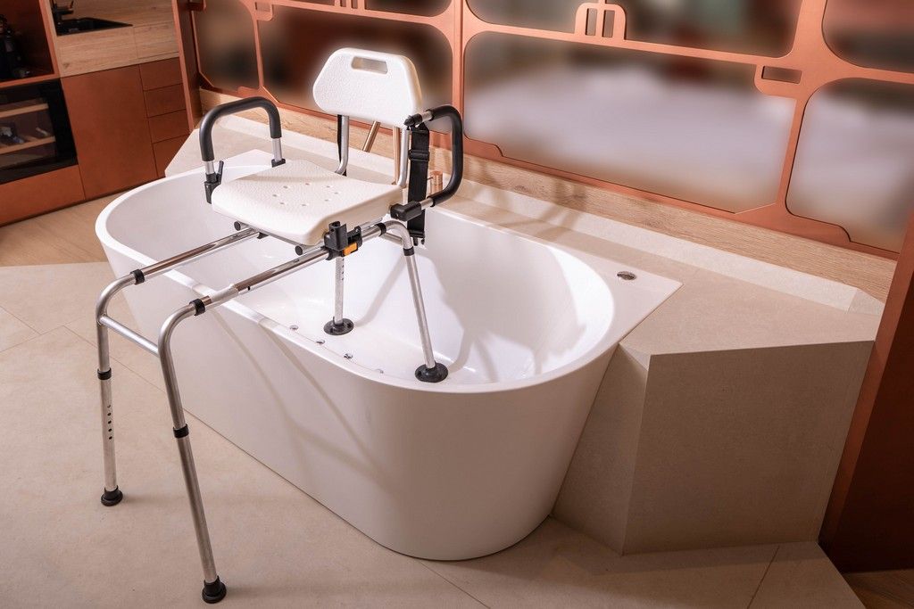 Duschhocker in einer Badewanne. Aluminiumrahmen, weißer Sitz, schwarze Armlehnen. Höhenverstellbare Beine.