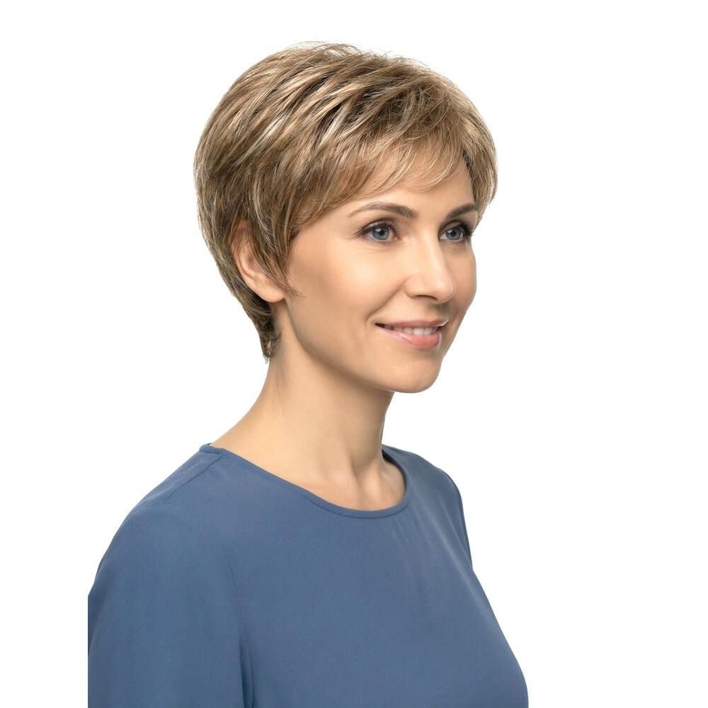 Kurzhaarperücke mit braun-blondem Haar. Die Frau trägt ein blaues Oberteil. Seitenansicht.