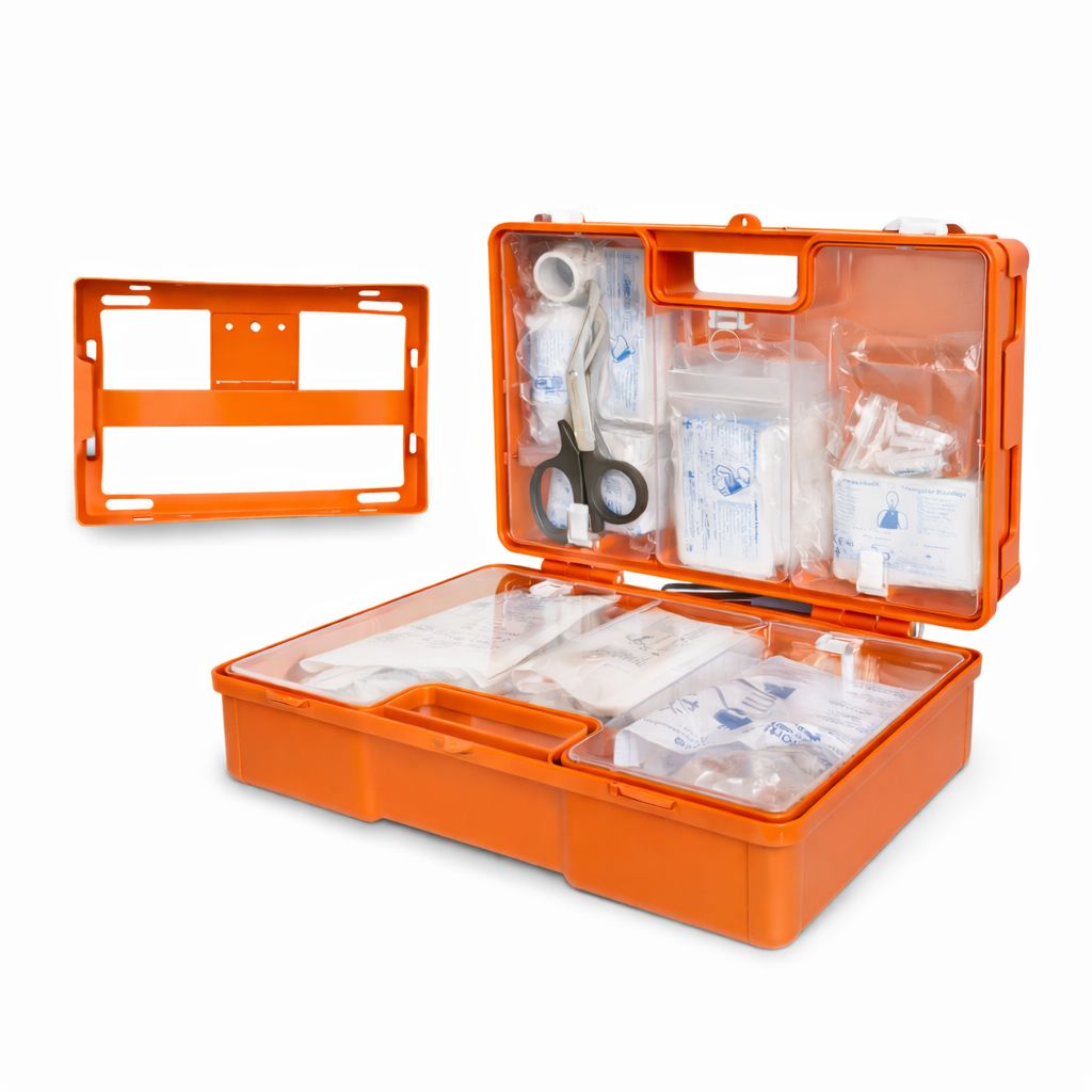 Geöffnete Erste-Hilfe-Koffer mit Inhalt. Fach mit medizinischen Artikeln.
