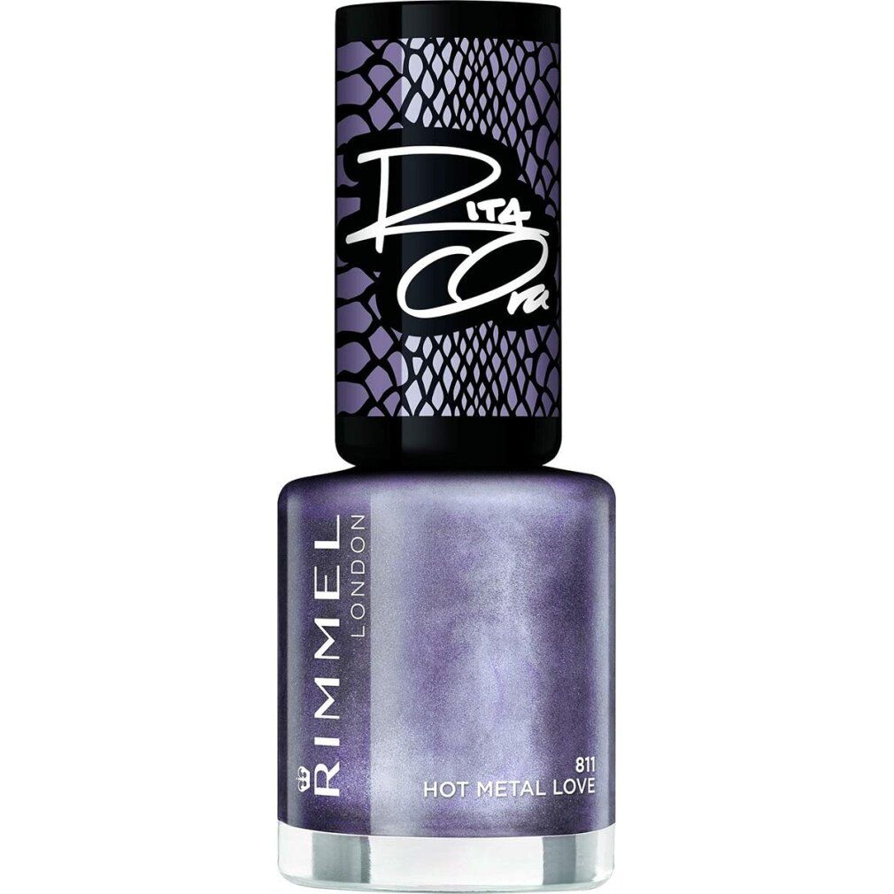 Nagellackflasche, Rimmel London. Farbton 811 Hot Metal Love. Lila-metallic. Schwarzer Deckel mit Rita Ora Logo.